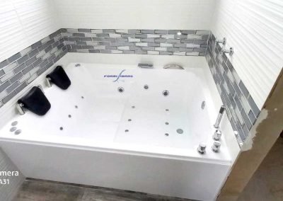 JACUZZI VOLTERRA 1.80 X 1.30 X 0.45 CONSTA DE 1 TINA PARA 2 PERSONAS EN FIBRA DE VIDRIO COLOR A ELECCIÓN EQUIPO BASICO 8 HIDROJETS 1CONTROL DE AIRE 1 REJILLA DE SUCCIÓN 1 BOTONES DE ENCENDIDO 1 MOTOBOMBA DE 1 HP. 1 MANTENEDOR DE TEMPERATURA 1 DESAGÜE DE GIRO CON REBOCE ENSAMBLADO EN MANGUERA FLEXIBLE AMERICANA FULL EQUIPO 1 MOTOR BLOWER DE 1HP 8 AERO MASAJES 1 REFLECTOR LED DE COLORES 2 BOTONES DE ENCENDIDO 1 GRIFERÍA 2 ALMOHADILLAS 1 MANIJA 1 ESTRUCTURA METÁLICA Y FRENTE EN FIBRA DE VIDRIO